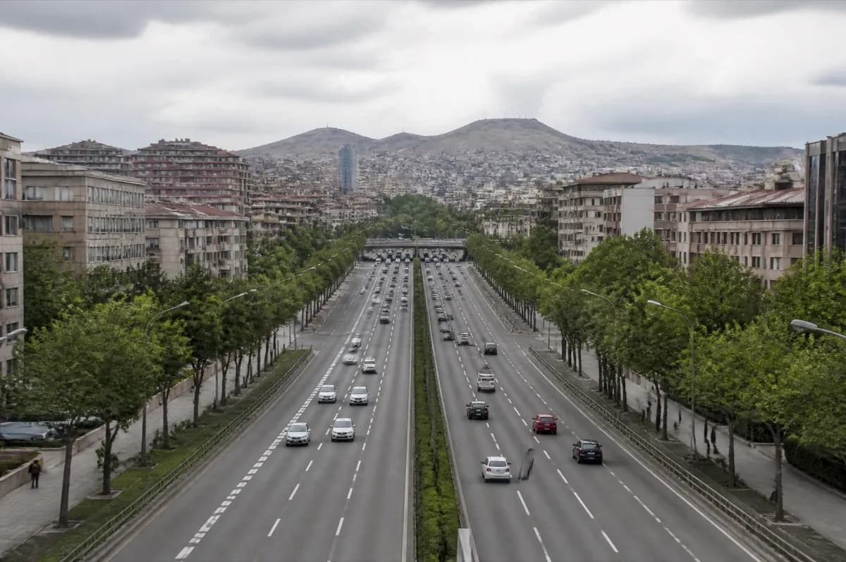 Yüksekten görülen geniş Ankara bulvarı ve uzakta alçak tepeler